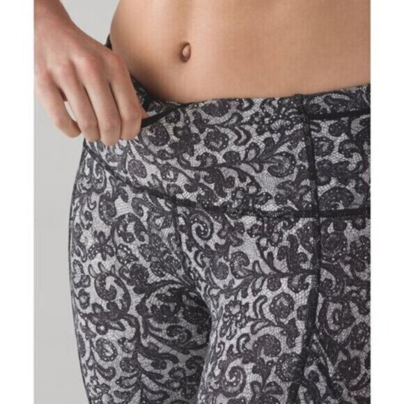 Lululemon Outrun 17" Crop Womens Size 4 Activewear Mini Cinder Lace White Black - Picture 3 of 13